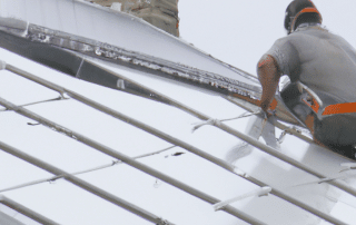 Couvreur travaillant le zinc sur un toit